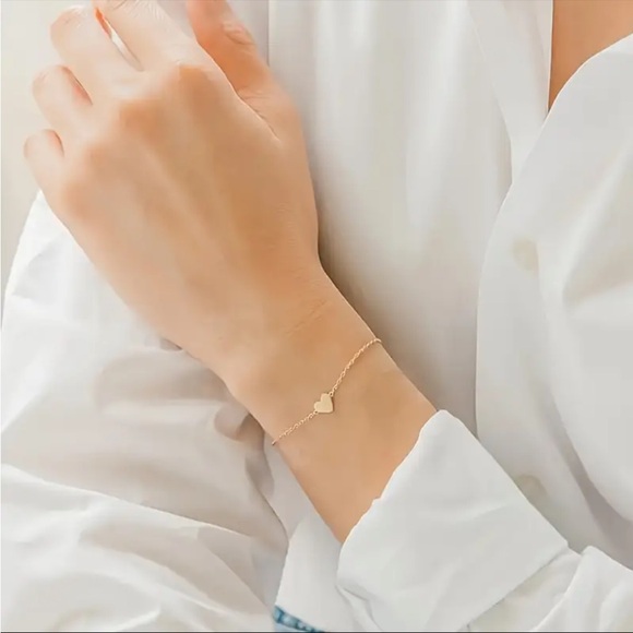 Dainty Gold Heart Pendant Bracelet - Picture 1 of 12